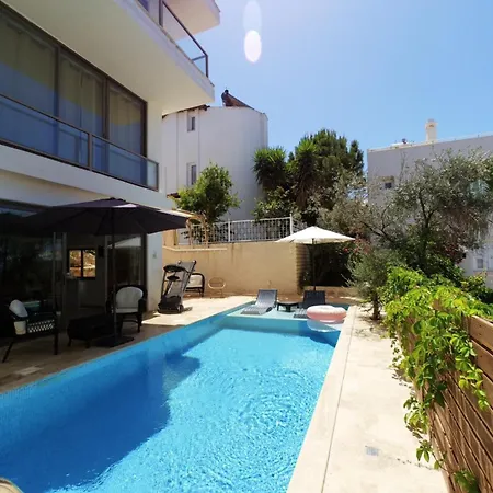 Centraly Located In With Private Pool And Seaview Ferienhaus