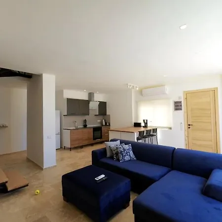 Centraly Located In With Private Pool And Seaview