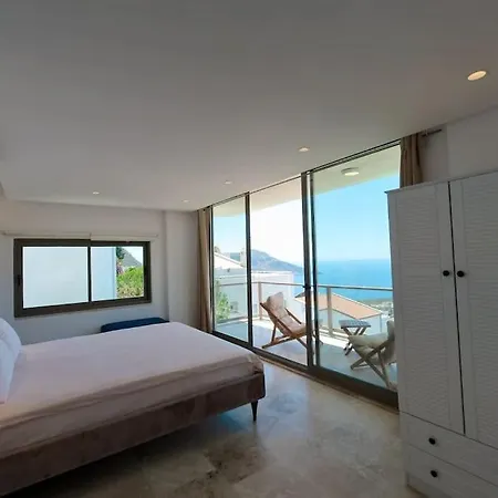 Centraly Located In With Private Pool And Seaview *